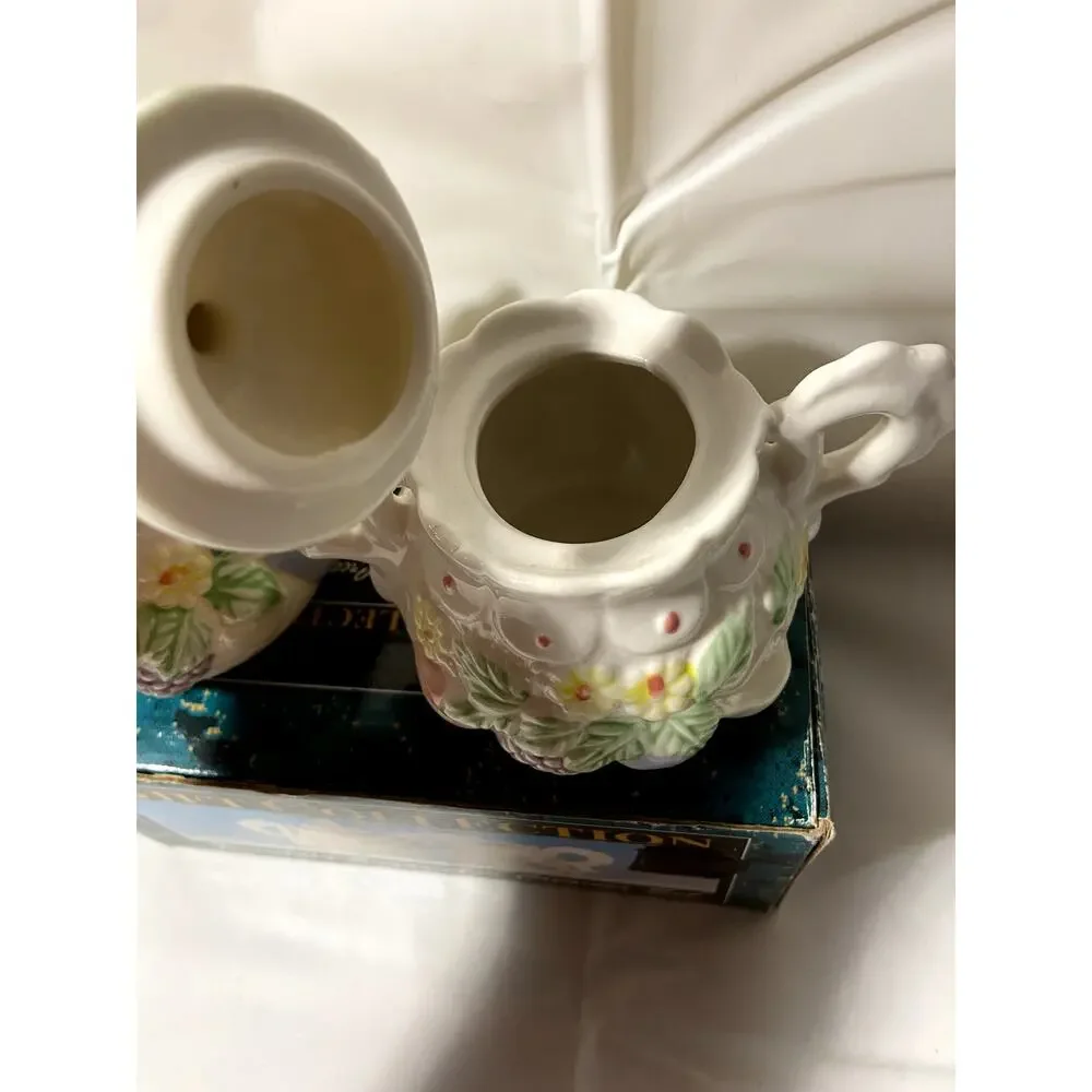Porcelain sugar and creamer set